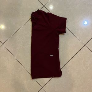 FIGS BURGUNDY SCRUB TOP